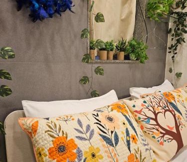 Pali Hill Apartment | Cozy Rose Peaceful Village Retreat in Bandra