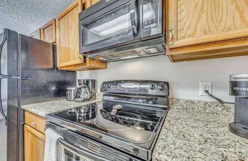 Ruidoso Condo | Cozy Ruidoso Condo w/Deck ~ 2 Mi to Cedar Creek!