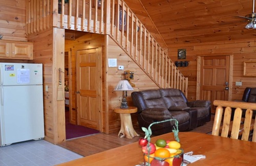 Gatlinburg - Pigeon Forge Cabin | Cozy Rustic Cabin located in Sky Harbor. 5 miles to all things Dollywood!