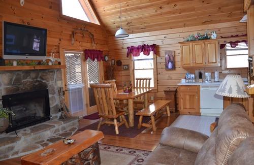 Gatlinburg - Pigeon Forge Cabin | Cozy Rustic Cabin located in Sky Harbor. 5 miles to all things Dollywood!