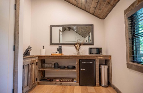 Madison Cabin | Cozy Rustic Cabin w/Hot Tub & Scenic Trails in Ohio’s Wine Country
