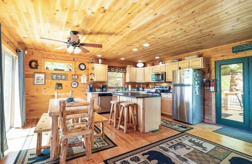 Townsend House | Cozy Rustic Cabin with Wonderful Views of the Smoky Mountains
