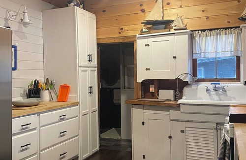 Cabot Cottage | Cozy Rustic Cottage on the Lake.