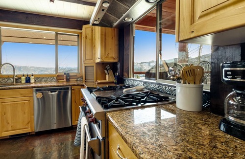 Summit Park House | Cozy Rustic Escape Su