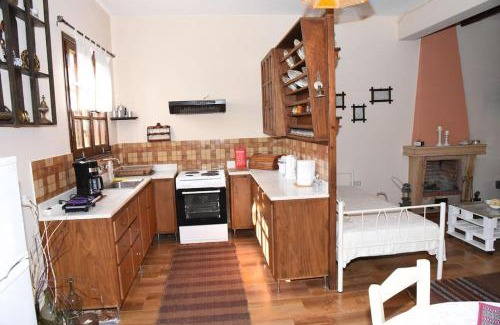 Agios Minas Apartment | Cozy Rustic Studio In Neohori