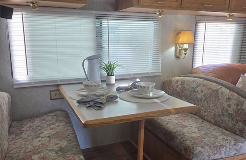 West Ridge House | Cozy RV in North San Diego County with WiFi, AC. Mini Farm vibe. Country setting