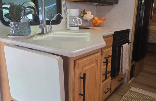 West Ridge House | Cozy RV in North San Diego County with WiFi, AC. Mini Farm vibe. Country setting