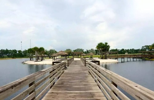 Frostproof RV Rental | Cozy RV Site with Pool, Lakes and Tiki Bar in enchanting Lake Wales