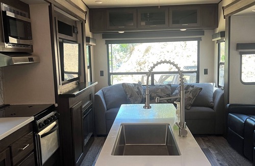 Keene House | Cozy RV with 2 bedrooms and WiFi, AC in Pleasant Caliente with creek access
