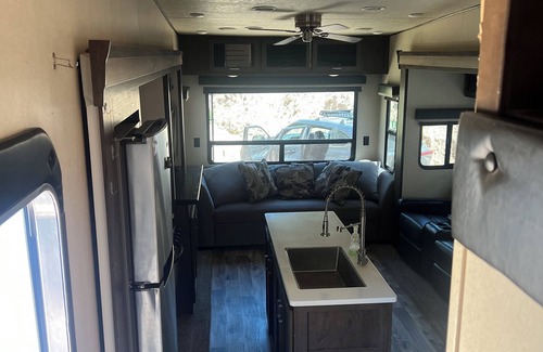 Keene House | Cozy RV with 2 bedrooms and WiFi, AC in Pleasant Caliente with creek access