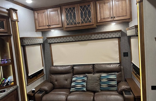 Mexia House | Cozy RV with AC and WiFi in charming Mexia.