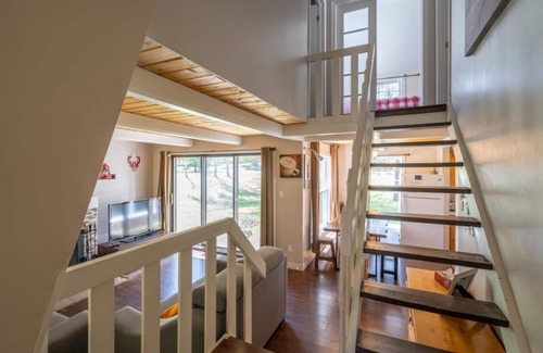 Orford Ski Chalet | Cozy Scandinavian Chalet 7min from Ski Mont Orford and 5 min from Magog.
