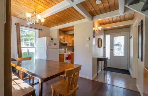 Orford Ski Chalet | Cozy Scandinavian Chalet 7min from Ski Mont Orford and 5 min from Magog.