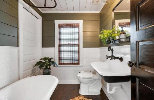 Leesburg House | Cozy & Scenic Lakeside Retreat