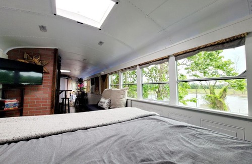West Monroe Cabin | Cozy School Bus on the Ouachita River! Pet friendly!