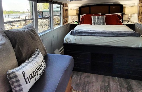 West Monroe Cabin | Cozy School Bus on the Ouachita River! Pet friendly!