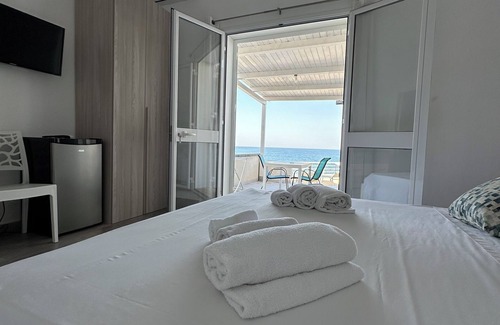 Noto Marina Bed & Breakfast | Cozy sea view rooms with private beach and jacuzzi
