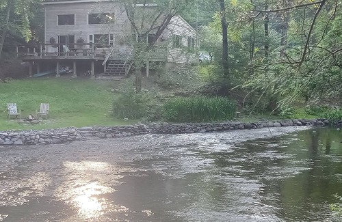 Bushkill House | Cozy secluded waterfront retreat