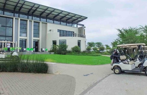 Greater Johannesburg Metropolitan Area Apartment | Cozy Self Catering Apartment with Golf Course Views, Jackal Creek Golf Estate