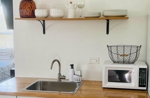 Naples House | Cozy serene affordable loft in a quiet neighborhood 15-20 minutes to the beach!
