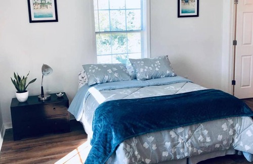 Naples House | Cozy serene affordable loft in a quiet neighborhood 15-20 minutes to the beach!