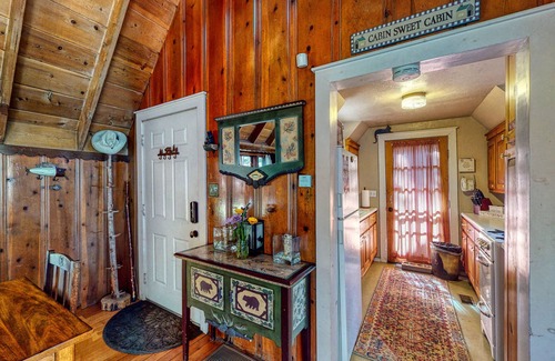Cedar Glen Cabin | Cozy Shabby Chic, Romantic, close to lake and FIDO friendly cabin.