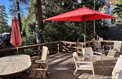 Cedar Glen Cabin | Cozy Shabby Chic, Romantic, close to lake and FIDO friendly cabin.