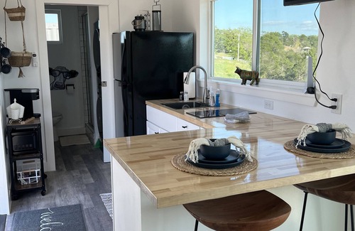 Eureka Springs House | Cozy Shipping Container Home with River View near Eureka Springs