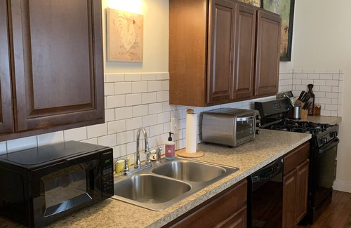 Germantown House | Cozy Shotgun house in Schnitzelburg! Close to Downtown hospitals
