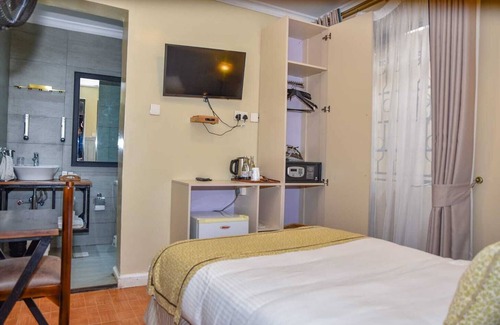 Muthaiga Hotel | Cozy Single Room in Prime Nairobi Hotel with Fitness Center Access