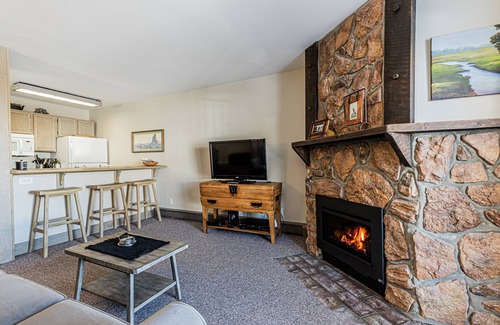 Steamboat Springs Condo | Cozy, Ski-In Condo w/Hot Tubs and Mountain Views!