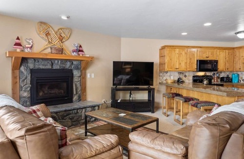 Four O'Clock Condo | Cozy Ski-In/Ski-Out, Walk to Main St!