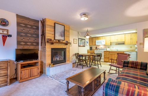 Copper Mountain Village Condo | Cozy Ski-in/Walk-out condo, free wifi, & parking, great deck