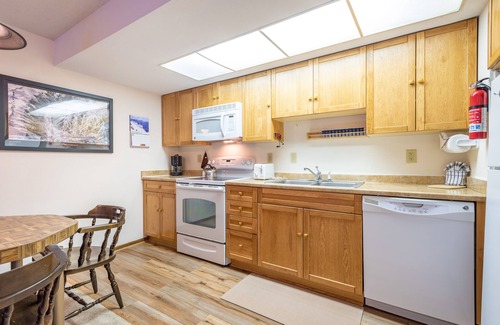 Copper Mountain Village Condo | Cozy Ski-in/Walk-out condo, free wifi, & parking, great deck