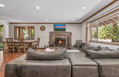 Big Bear Lake House | Cozy ski retreat with hot tub, BBQ, fireplace, close to attractions and more!