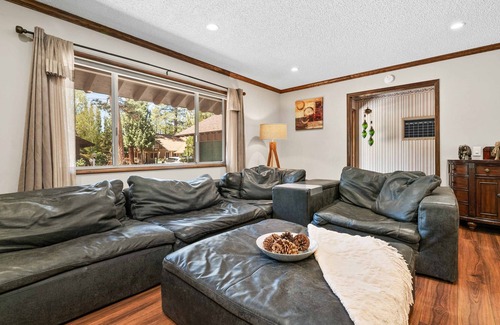 Big Bear Lake House | Cozy ski retreat with hot tub, BBQ, fireplace, close to attractions and more!