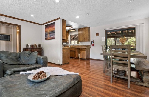 Big Bear Lake House | Cozy ski retreat with hot tub, BBQ, fireplace, close to attractions and more!