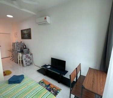 Bukit Indah Apartment | Cozy Sky Loft 2 Guests Nflix, Disney Plus & HBO B30B