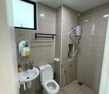 Bukit Indah Apartment | Cozy Sky Loft 2 Guests Nflix, Disney Plus & HBO B30B