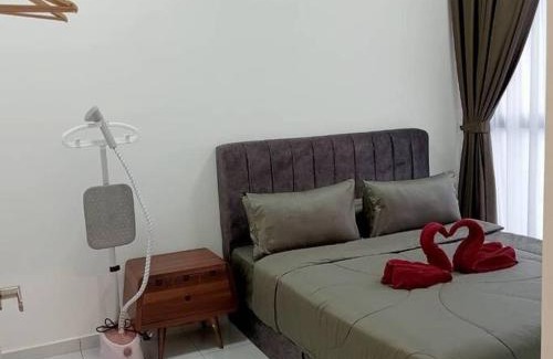 Bukit Indah Apartment | Cozy Sky Trees 4 Guests, Balcony, Netflix and Big TV A08