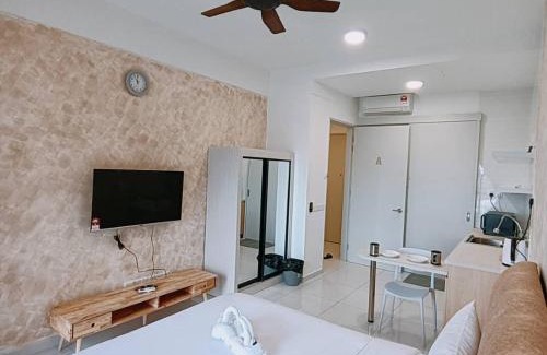 Bukit Indah Apartment | Cozy Sky Trees with Balcony, Smart TV , Aeon & Pool
