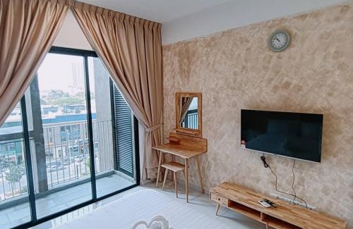 Bukit Indah Apartment | Cozy Sky Trees with Balcony, Smart TV , Aeon & Pool