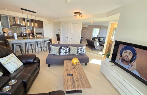 Downtown Edmonton Apartment | Cozy Skyline Apartment at Downtown Edmonton| walking distance from Rogers Place