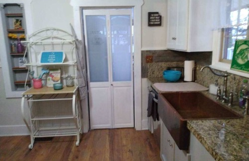 Brownstown House | Cozy "Sloth" Cottage by Yakima College, 5 mins to Memorial Hospital.