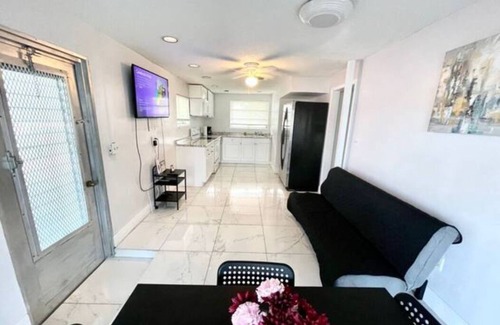 Hollywood Apartment | Cozy small department in a big house in broward Fl