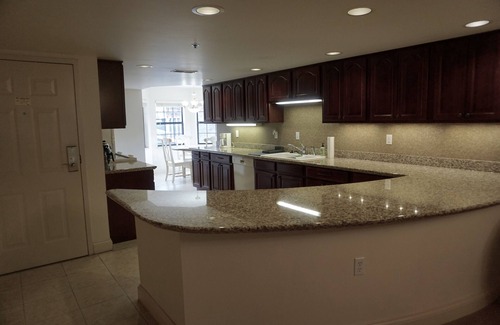 Gatlinburg Condo | Cozy Smoky Mountain Condo with Scenic Wrap Around Balcony Rare Corner Unit!.