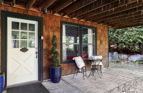 Bowen Island Apartment | Cozy Snug Cove Treehouse