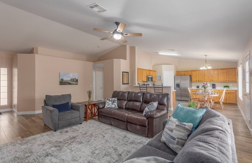 Gateway Ranch House | Cozy & Spacious 3BR Pet Friendly Single-Story Big Backyard near SanTan Mall