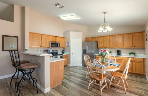 Gateway Ranch House | Cozy & Spacious 3BR Pet Friendly Single-Story Big Backyard near SanTan Mall
