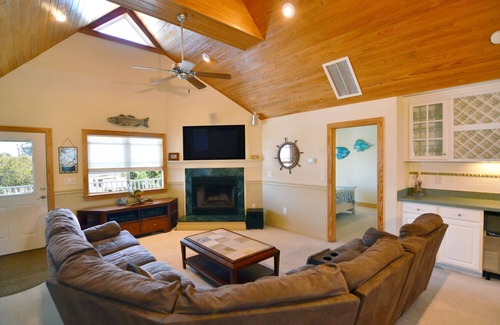 Avon House | Cozy, Spacious 4 Bedroom House with Pool, Large Docks and Canal Access